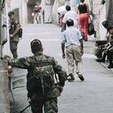 MEDELLIN. Comuna 13. Vigilancia Ejercito
Foto:Natalia Botero.