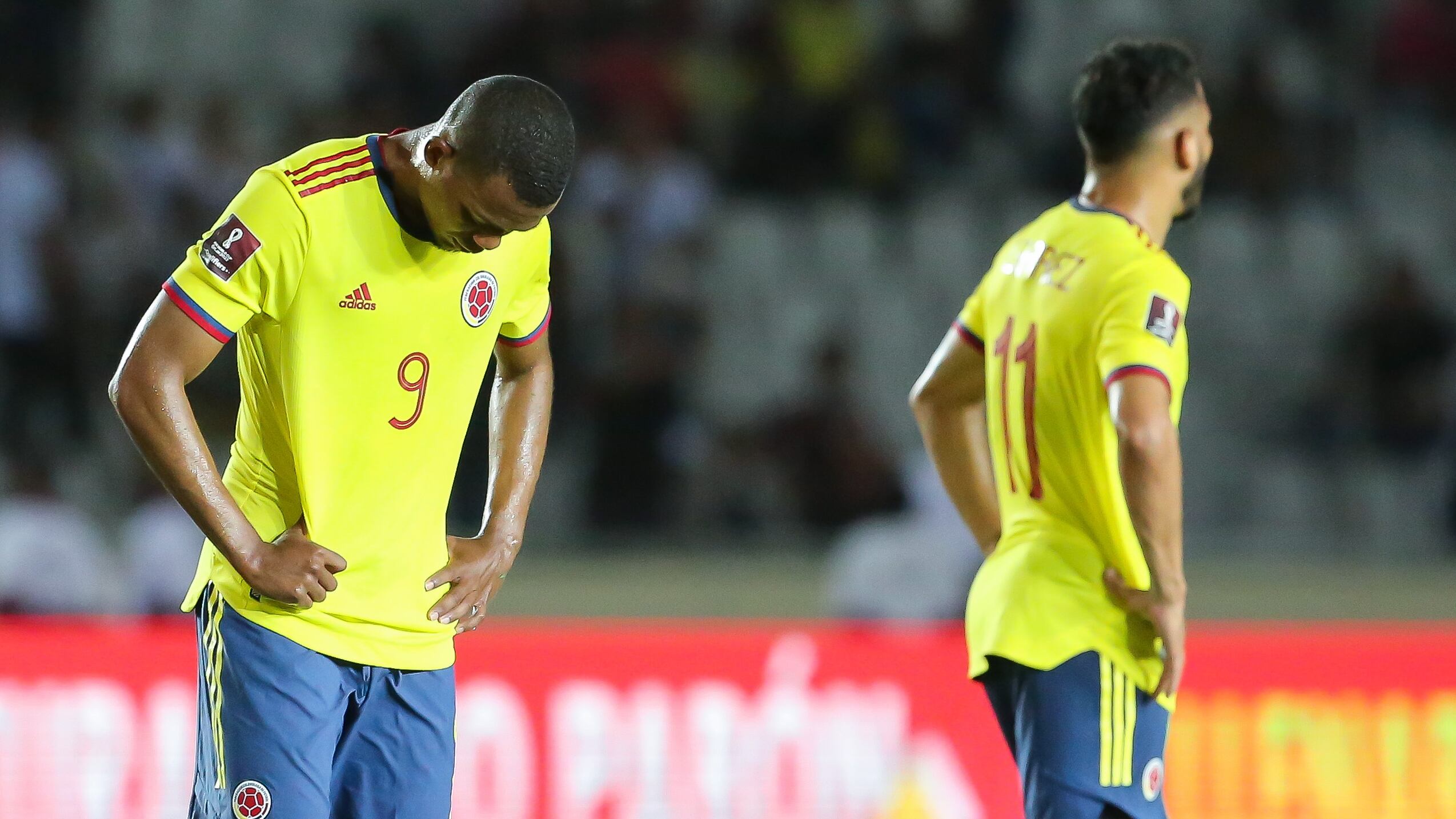 Jugadores de la Selección Colombia cabizbajos