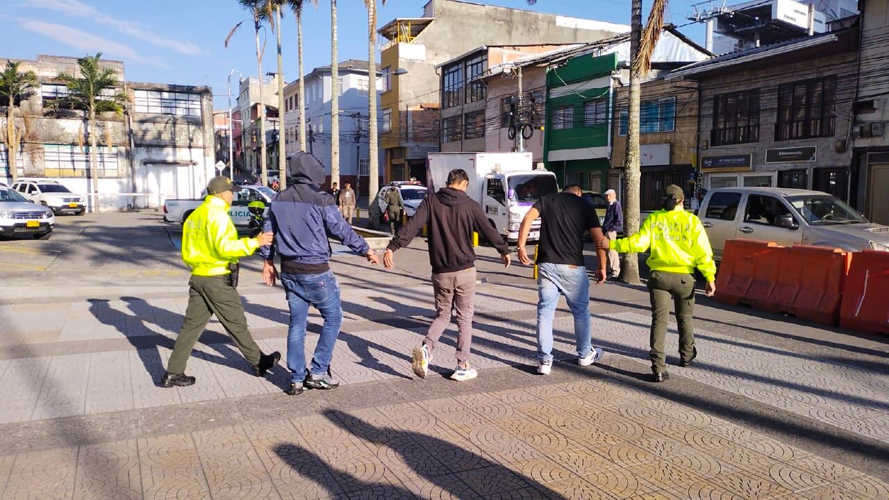 Las personas arrestadas fueron puestas a órdenes de la Fiscalía para que respondan por el presunto delito de hurto