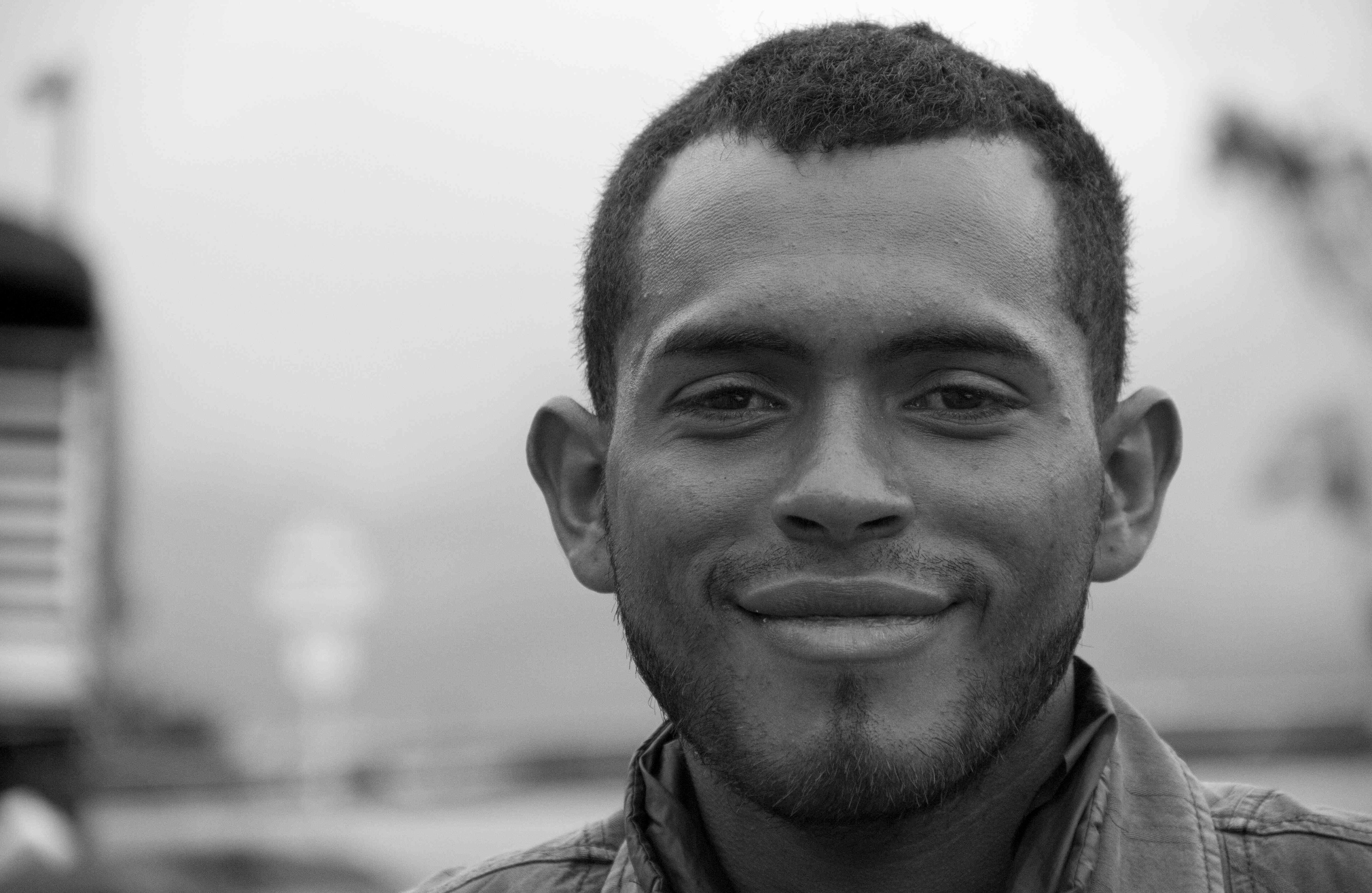 Edward Peña: En ocasiones, Edward tenía la suerte de conseguir un trabajo en una construcción que duraba dos semanas, pero el sueldo era de 8.000 bolívares y una harina cuesta 3.000. Ahora que decidió partir, siente temor e incertidumbre por el duro camino que tiene por delante: “Le pido a Dios que me ayude y me de fuerzas para soportar los kilómetros que aún me faltan por andar para llegar a Perú. Pero sobre todo le doy gracias porque me tiene acá, sé de muchos compatriotas que han intentado salir y han perdido la vida”.