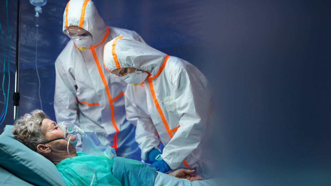 Un paciente infectado en cuarentena acostado en la cama en el hospital, concepto de coronavirus.