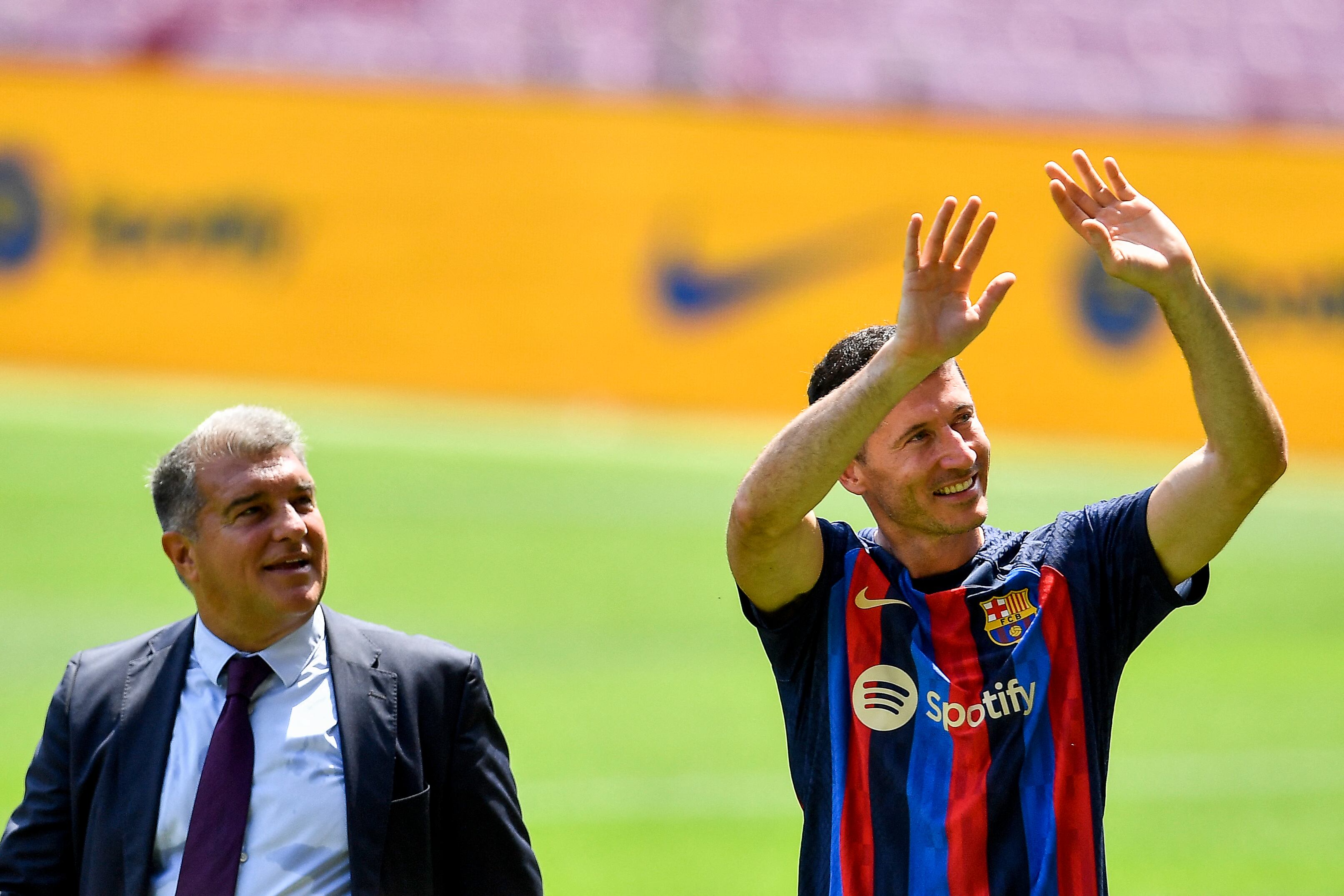 FC Barcelona's Polish forward Robert Lewandowski (R) gestures next to Barcelona's Spanish President Joan Laporta during his official presentation at the Camp Nou stadium in Barcelona on August 5, 2022. (Photo by Pau BARRENA / AFP)