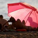 Bañistas en English Bay Beach durante una ola de calor en Vancouver, Columbia Británica, Canadá, el lunes 28 de junio de 2021. Se espera que el calor continúe durante varios días en algunas partes de Columbia Británica, según las advertencias meteorológicas del gobierno. Fotógrafo: Trevor Hagan / Bloomberg a través de Getty Images