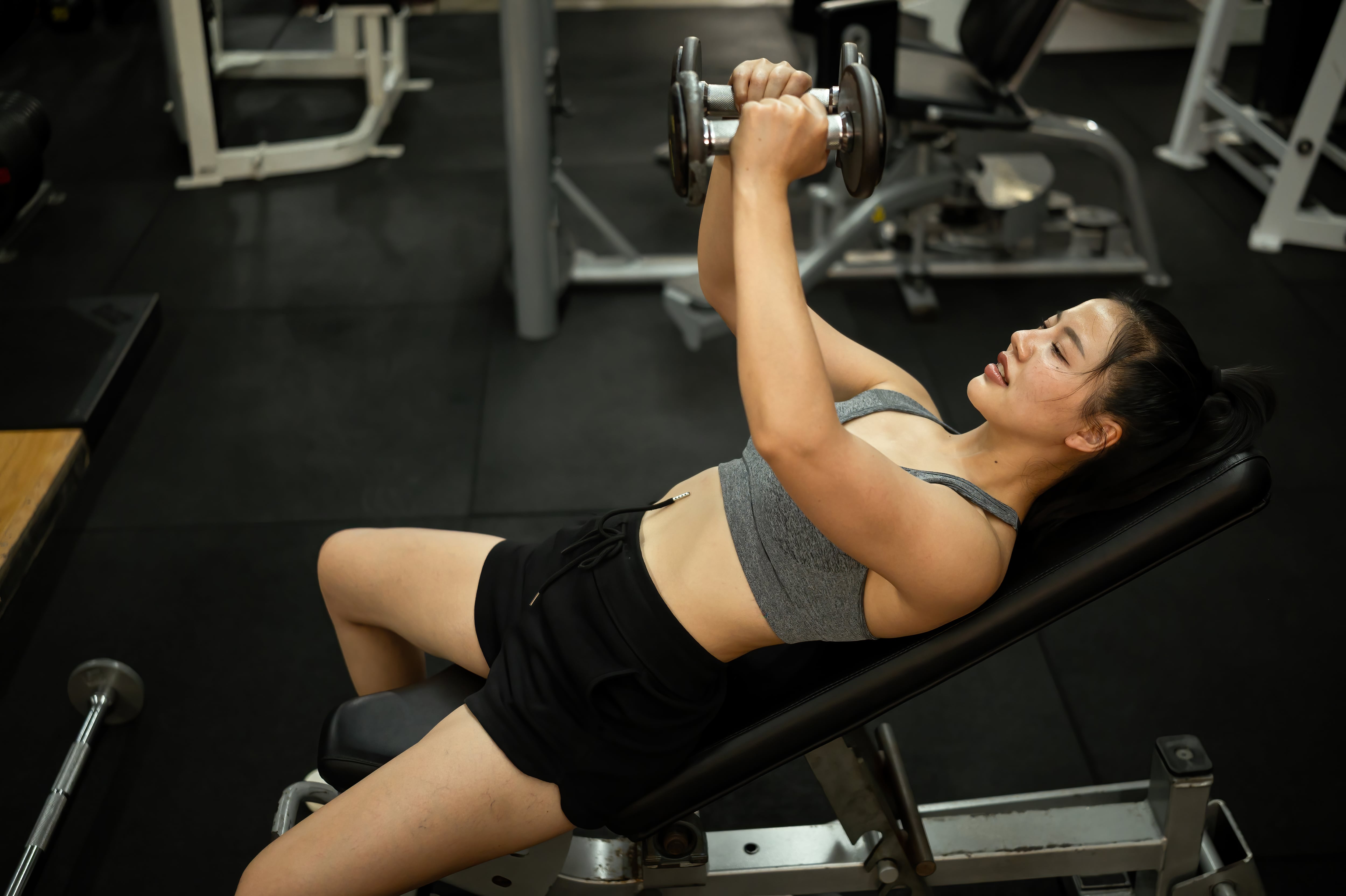 Ejercicios enfocados en tríceps son clave para tonificar la zona donde más se acumula la flacidez.