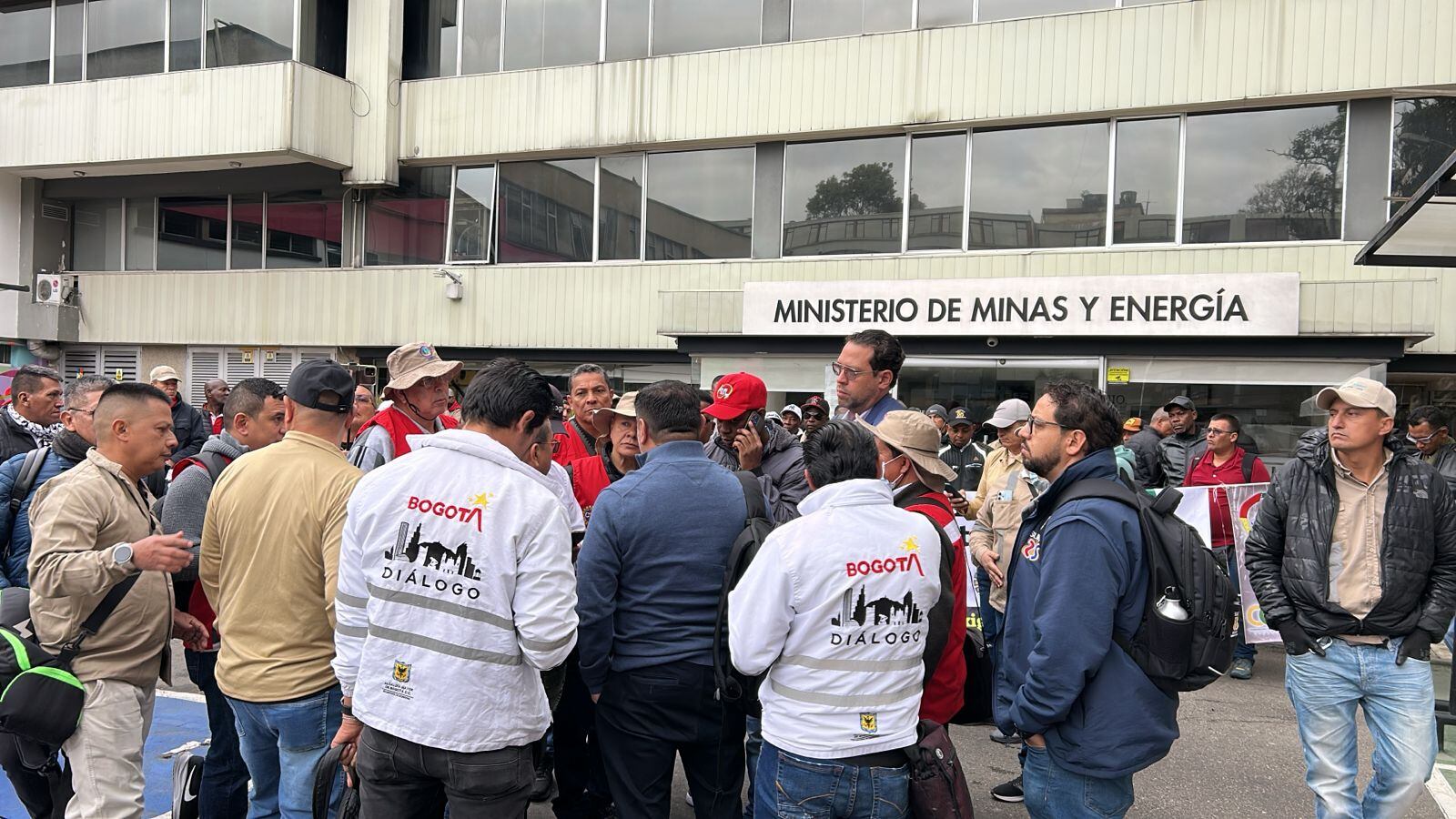 Protestas frente al Ministerio de Minas. Reclaman por sobreabastecimiento de Etanol, lo que podría llevar a la pérdida de empleos.