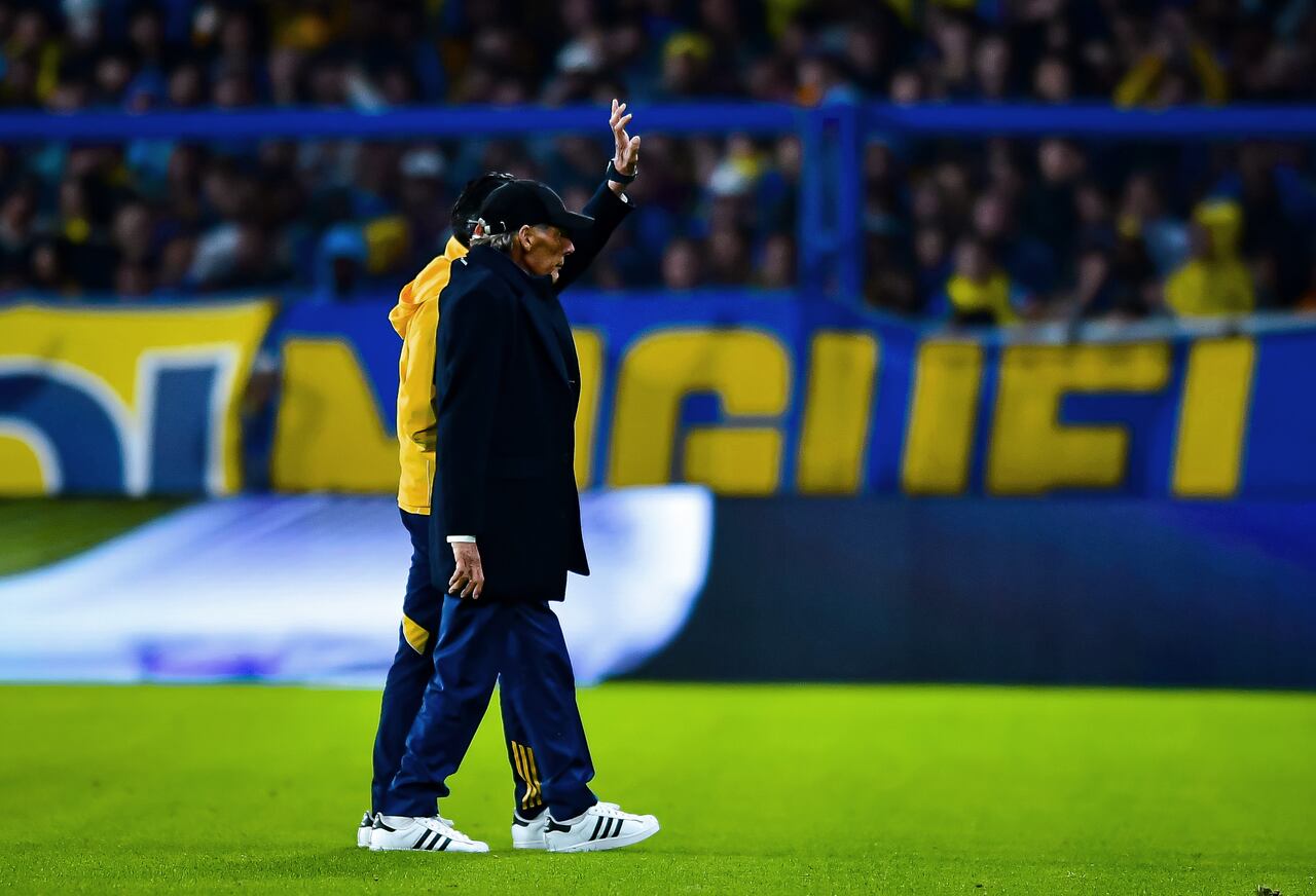 BUENOS AIRES, ARGENTINA - SEPTEMBER 21: Head coach Miguel Angel Russo of Boca Juniors greets the fans prior to the second half during a Torneo Clausura Betano 2025 match between Boca Juniors and Central Cordoba at Estadio Alberto J. Armando on September 21, 2025 in Buenos Aires, Argentina. (Photo by Marcelo Endelli/Getty Images)