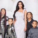Kim posó muy elegante con sus cuatro hijos. Foto: Instagram @kimkardashian.