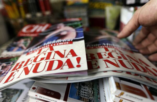 Las copias de la revista italiana Chi se muestran un kioscos en Roma. La revista de chismes italiano es de propiedad del ex primer ministro Silvio Berlusconi que publicó 26 páginas de fotos en topless de la esposa Kate Prince William.