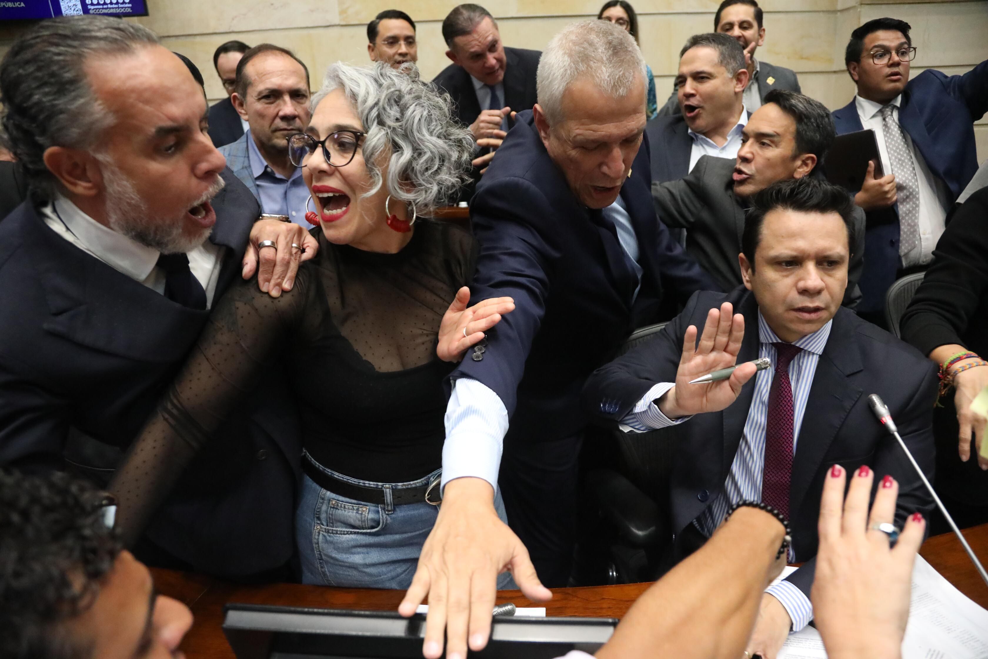 Por el caos que se presentó en la plenaria se suspendió el debate. Ministros calificaron la votación como trampa.