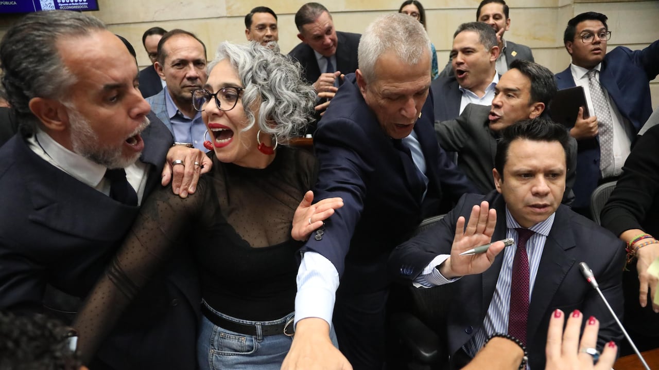 El ministro del Interior, Armando Benedetti, la senadora María José Pizarro y otros presentes en el Senado durante la votación de la consulta popular