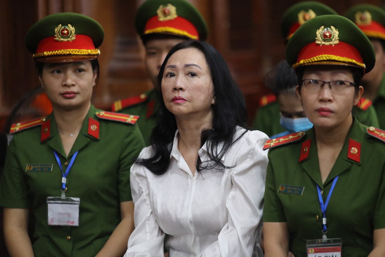 El magnate inmobiliario vietnamita Truong My Lan (C) observa un tribunal en la ciudad de Ho Chi Minh el 11 de abril de 2024. Un importante magnate inmobiliario vietnamita podría enfrentarse a la pena de muerte cuando ella y docenas de otros coacusados enfrenten veredictos el 11 de abril en uno de los mayores casos de fraude del país por la malversación de 12.500 millones de dólares.