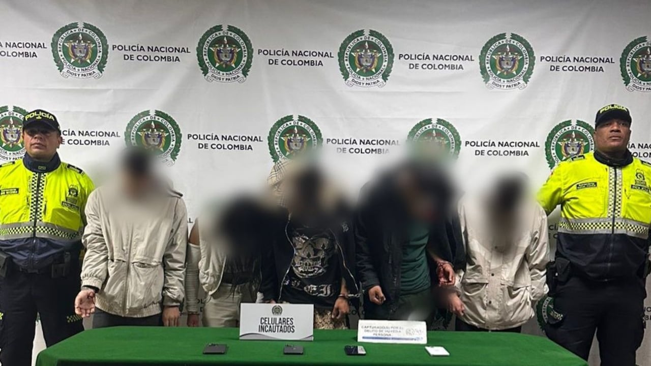 Los cinco capturados en poder de la Policía.