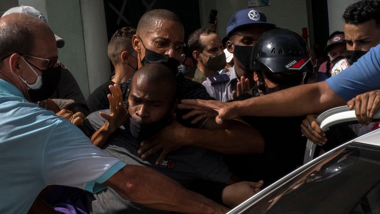 Manifestantes, que participaron en una serie de protestas realizadas en julio de 2021 contra el gobierno cubano, fueron condenados hasta casi 20 años de prisión. (AP Photo/Ramon Espinosa)