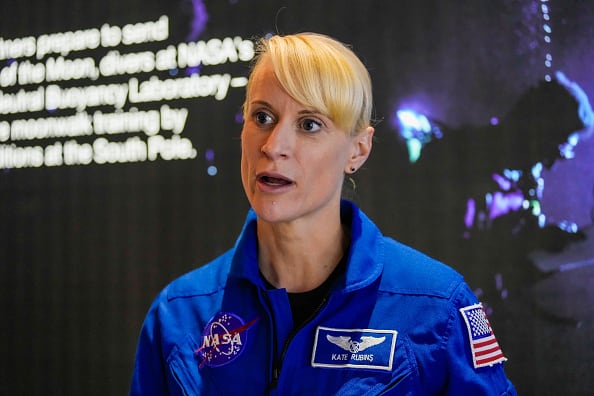 Según Rubins, el centro de gravedad de los trajes puede provocar caídas.