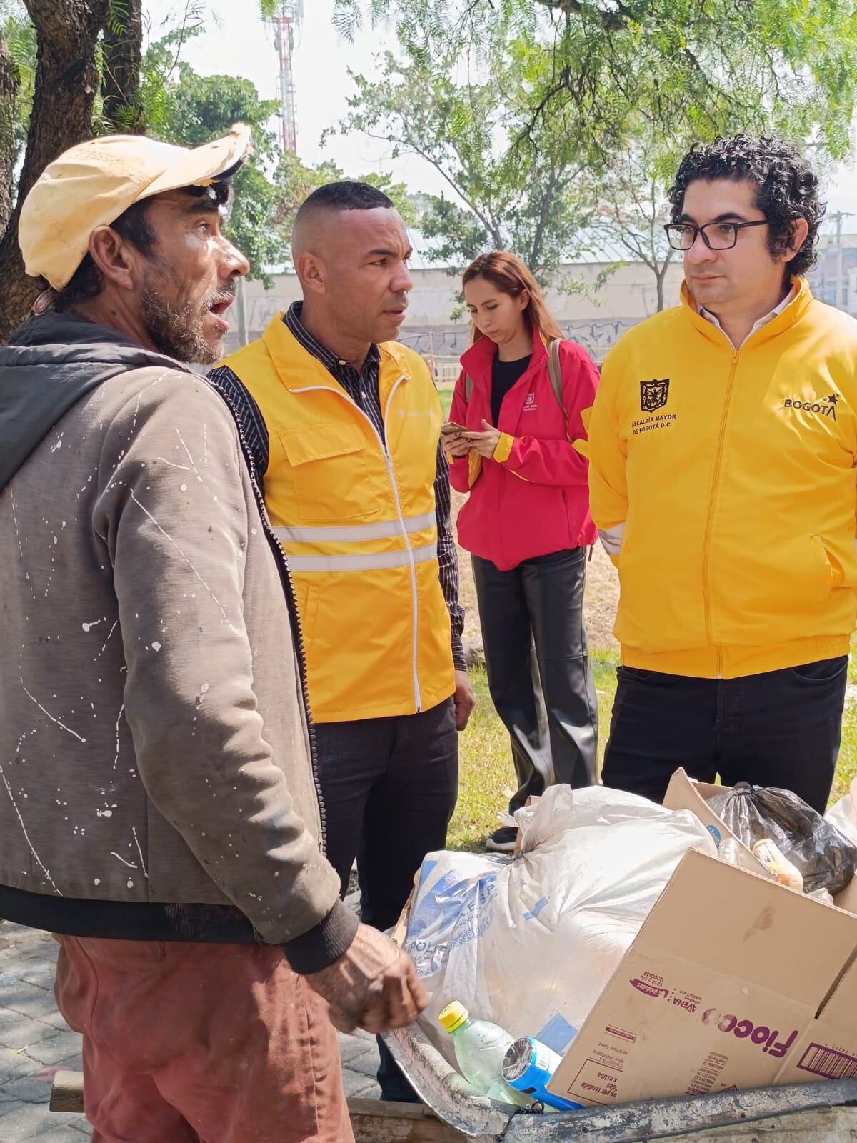 Director del Idipron, Javier Palacios, en compañía del secretario de Integración Social, Roberto Angulo, y una persona en condición de habitabilidad en calle