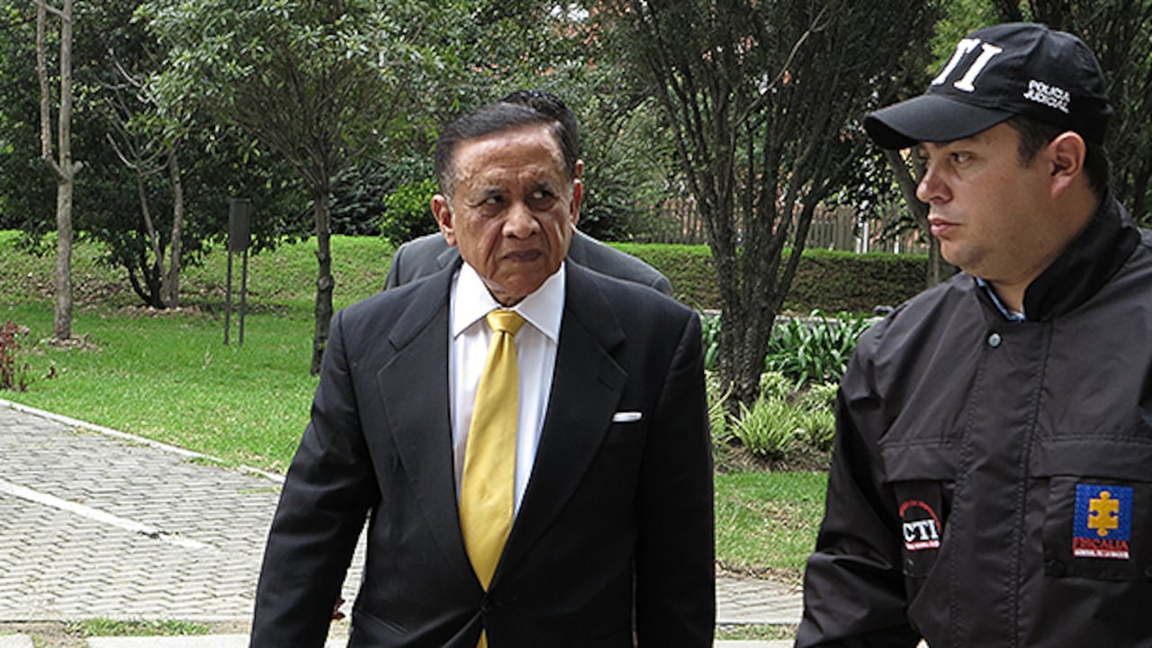 El general retirado junto a miembros del CTI.