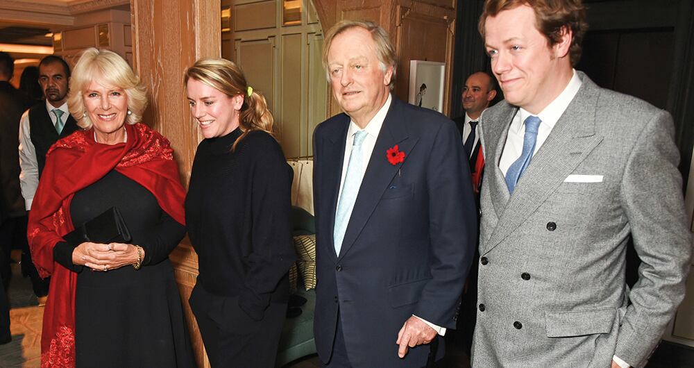 Camilla se casó con Andrew Parker Bowles en 1973. Él era un infiel sin remedio y se enorgullecía de que su esposa fuera la amante del futuro rey Carlos. Tuvieron dos hijos, Laura y Tom, y hoy son buenos amigos.