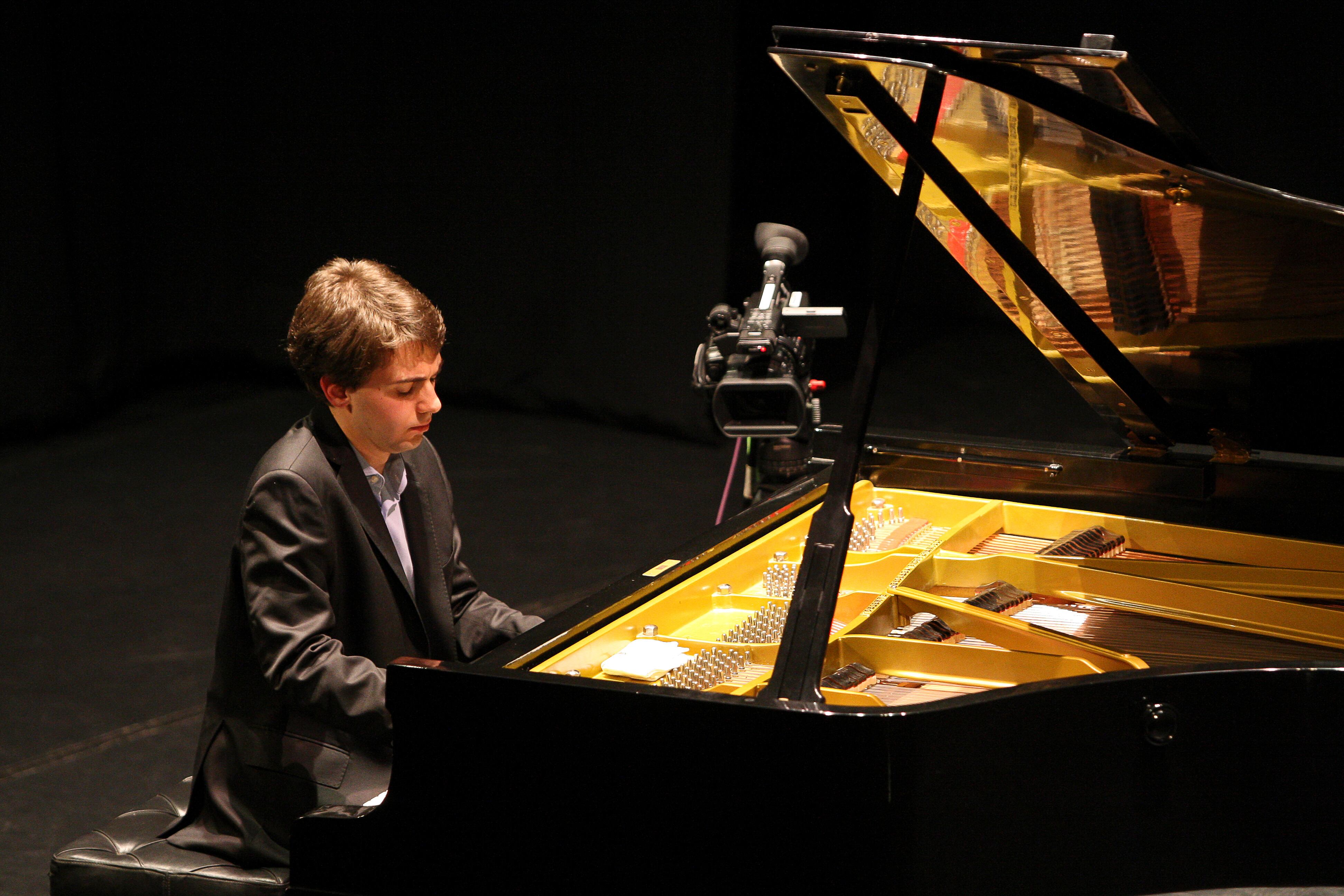 El pianista portugués Bernardo Santos. Cortesía de la Orquesta Filarmónica de Cali