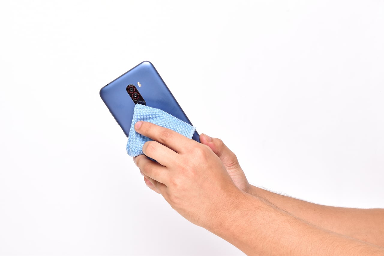 Con el tiempo, la cámara del celular acumula polvo.