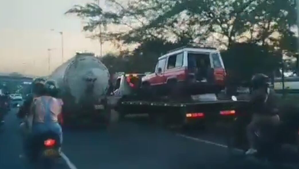 La maniobra puso en riesgo la vida de los pasajeros de la 'guala'.