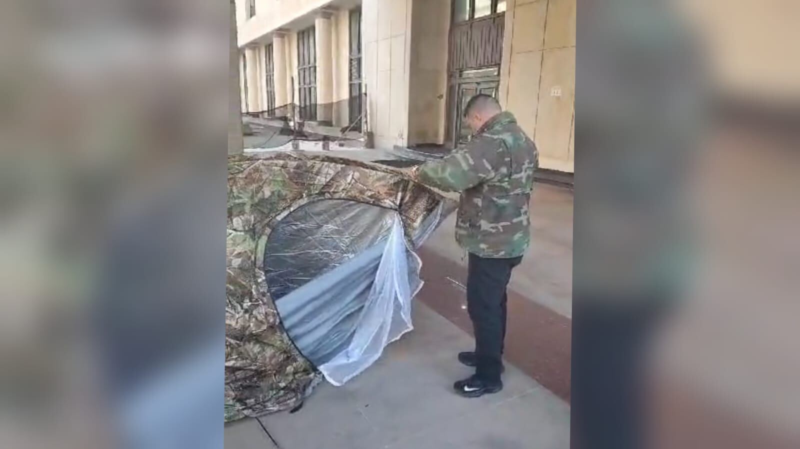 Militares retirados armaron carpa frente al Consejo de Estado tras el silencio de la corporación judicial sobre la suspensión del pago de la mesada 14.