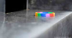 En Alemania, también los homosexuales fueron perseguidos por el nazismo. En la foto: un detalle arcoíris junto al monumento que lo recuerda en Berlín.