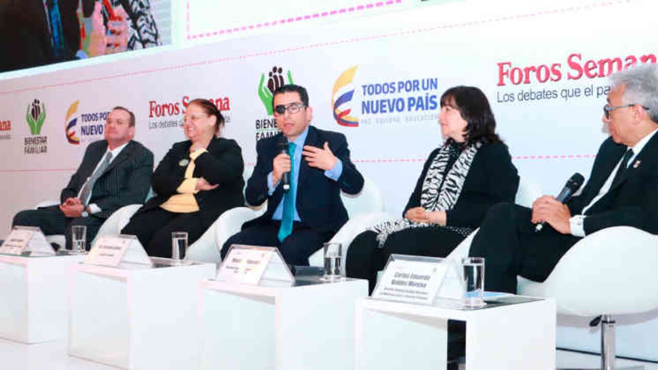 En el foro participaron Mario Gómez, asesor del despacho del Fiscal General en temas de derechos humanos y protección de infancia y adolescencia; Isabel Cuadros, de la Asociación Afecto contra el maltrato infantil; el psiquiatra Germán Casas; Mónica Vejarano, directora científica de la Asociación Creemos en Ti; y Carlos Valdés Moreno, director del Instituto Nacional de Medicina Legal y Ciencias Forenses.