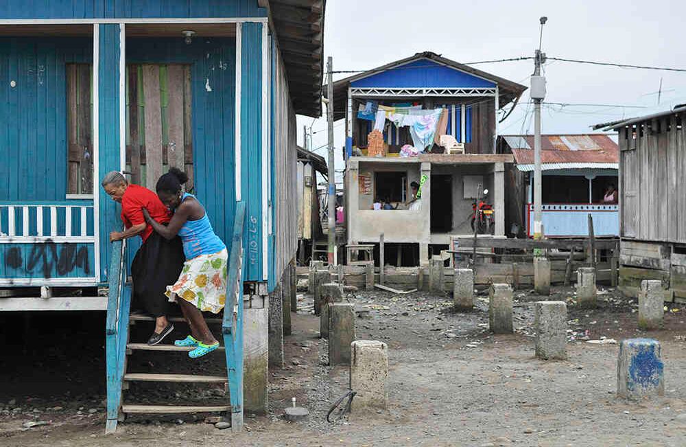 La población del Morrito sale de sus casas para asistir a los servicios que ofrece la brigada. Foto: Danilo Canguçu