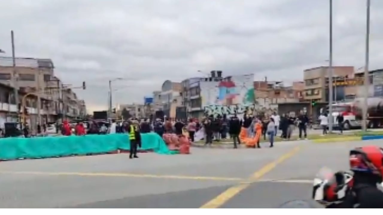 Manifestantes bloquean la vía en el sector de la avenida Ciudad de Cali con calle 40B Sur, en el suroccidente de Bogotá, afectando la movilidad y la operación de TransMilenio.