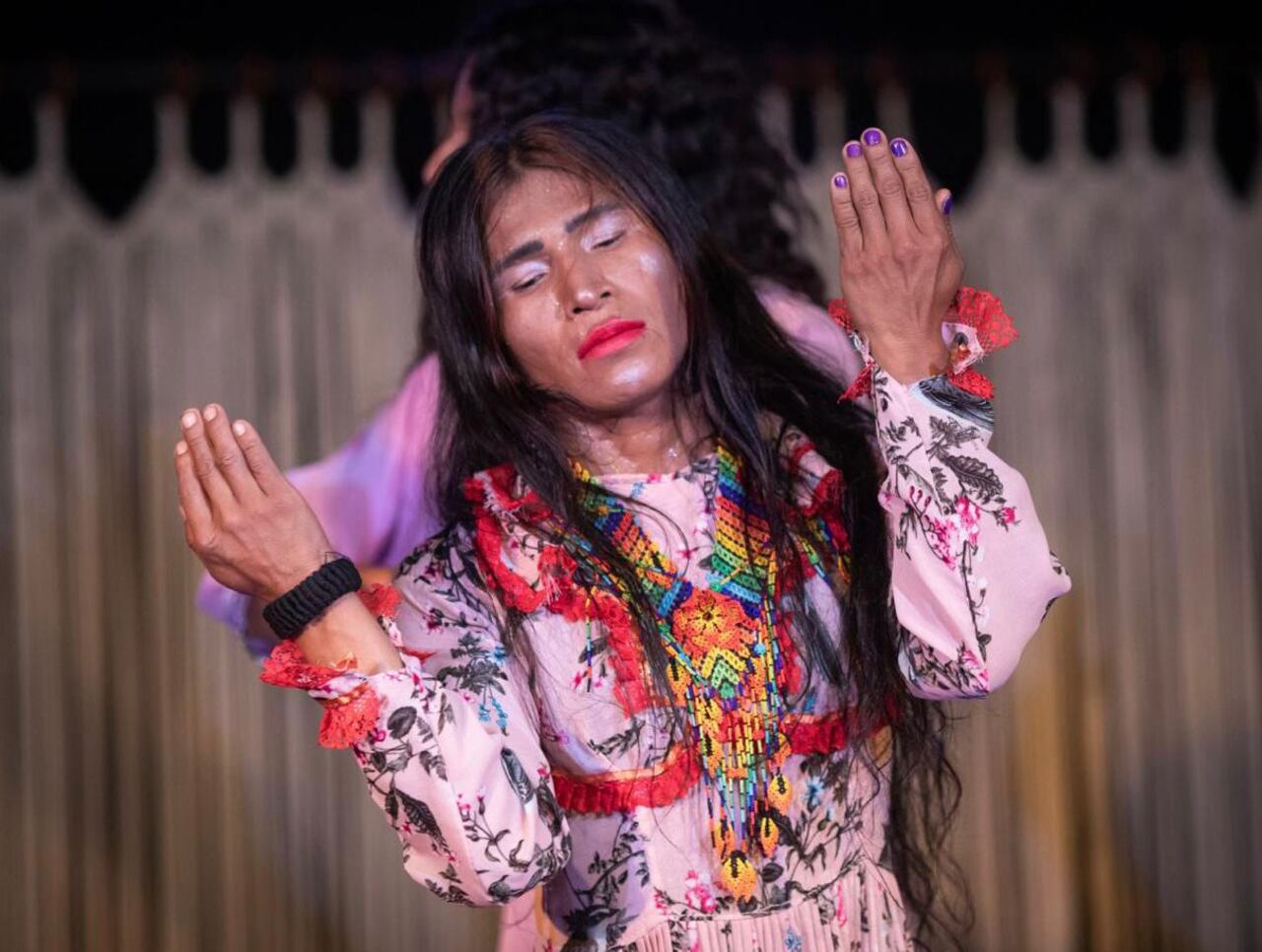 El concepto artístico propone una dramaturgia escénica y no textual.