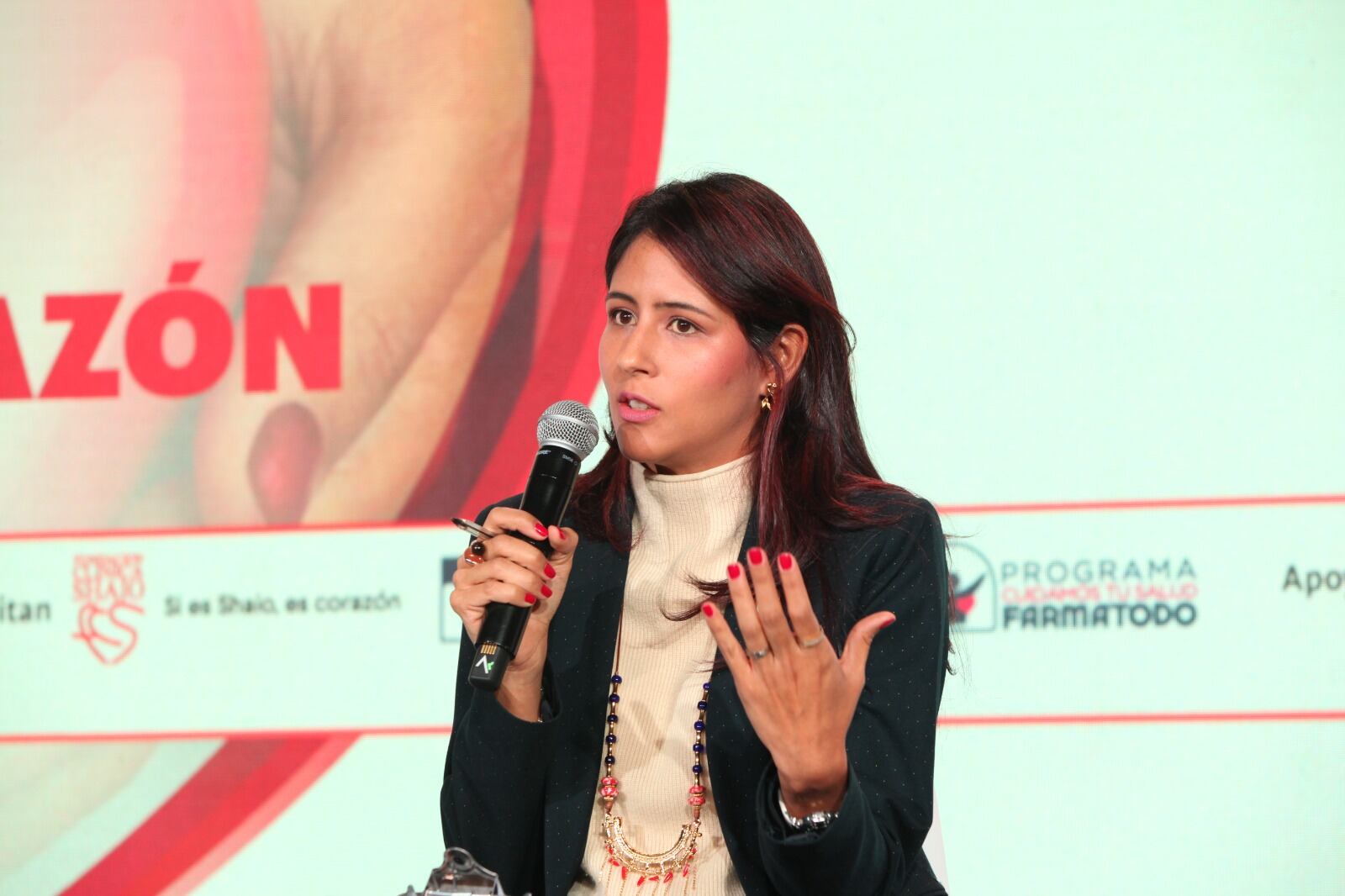 Ariel Soto, editor de Foros Semana; Adriana Torres, coordinadora del Programa de Recertificación Cardiopar de la Sociedad Colombiana de Cardiología;  Luisa Fernanda Muriel, directora ejecutiva de la Fundación Infantil Santiago Corazón; y Edwin Teodoro Ruiz, químico farmacéutico del programa Cuidamos Tu salud de Farmatodo.