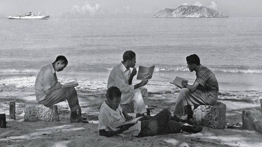 ‘Leyendo en la playa’. Santa Marta, Colombia, 1960.