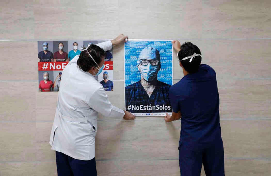 Los mismos médicos se encargaron de colgarlas en los pasillos para recordar que cientos están en la misma lucha. 