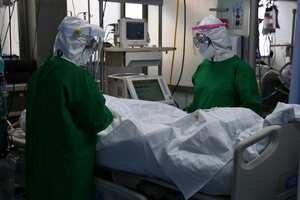 Profesionales de la salud atienden a un paciente con covid-19 en una UCI de Bogotá.