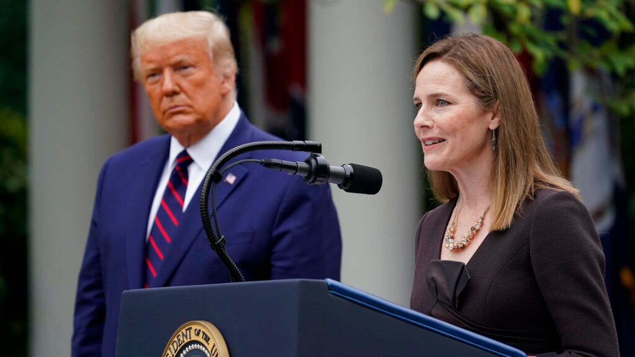 La jueza conservadora Amy Coney Barrett y Donald Trump