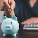 Concepto de finanzas de banca de inversión de ahorro. Pila de monedas con hucha sobre la mesa. Crecimiento de la idea de negocio de préstamo e inversión. Gestión de Activos, Fondos, Pasivos, Depósitos, Ingresos, Exitosa.