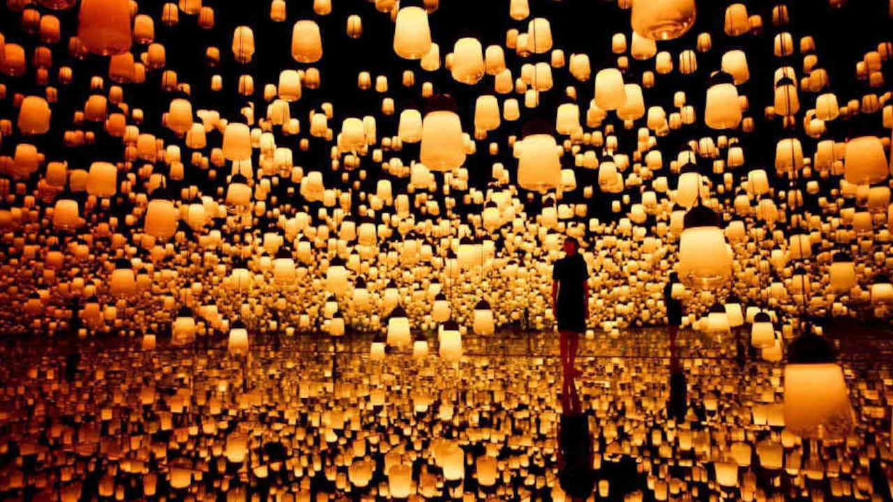 El ‘Mori Digital Art Museum: TeamLab Borderles’ es un espacio tridimensional con 10 000 metros cuadrados. Más de 500 computadores y 470 monitores proyectan luces y sonidos que recrean cinco universos entre los que no existen fronteras. Las obras se mueven por el espacio, se comunican entre sí, y se transforman de acuerdo con la presencia de la gente.