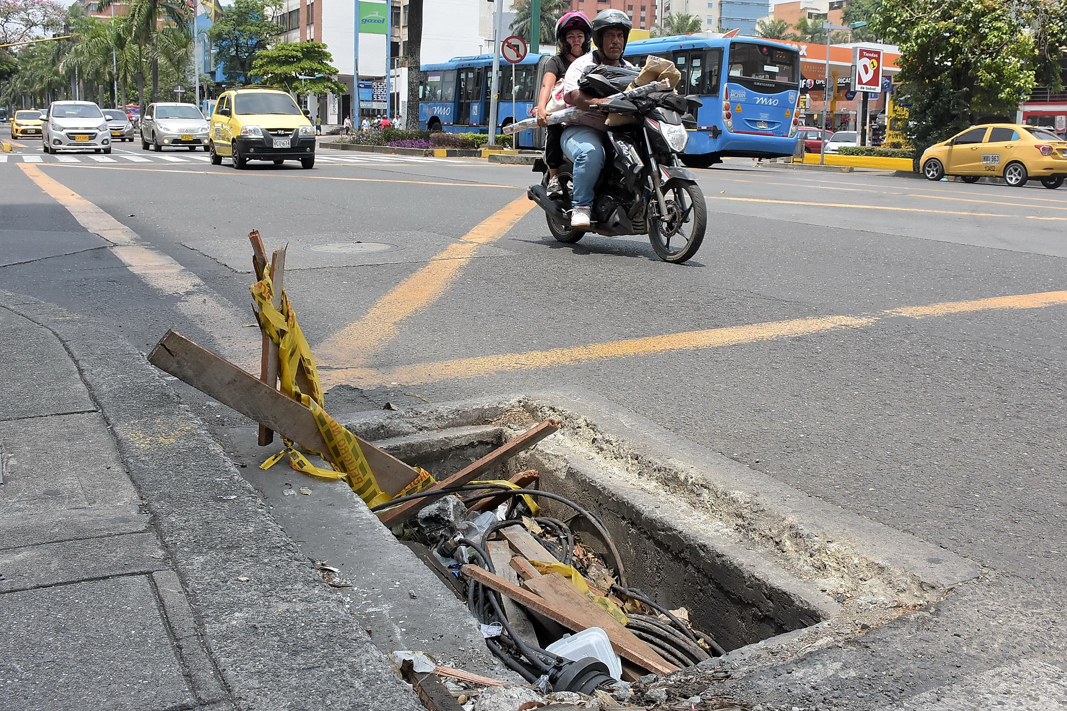 El Robo de tapas de Alcantarillas es cada vez más frecuente en la ciudad, este tipo de prácticas produce pérdidas humanas y monetarias para los caleños.