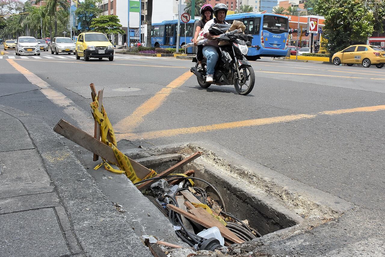 El Robo de tapas de Alcantarillas es cada vez más frecuente en la ciudad, este tipo de prácticas produce pérdidas humanas y monetarias para los caleños.
