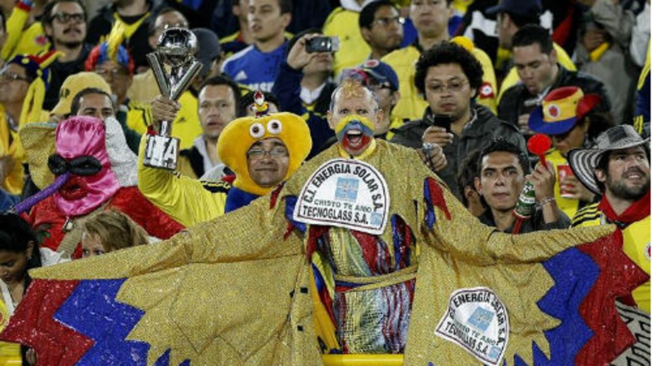 Colombianos hacen filas para comprar entradas para crucial partido con Chile.