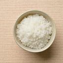 Más allá de un simple acto, poner arroz en la entrada de la casa es una práctica cargada de significado y simbolismo en muchas culturas.