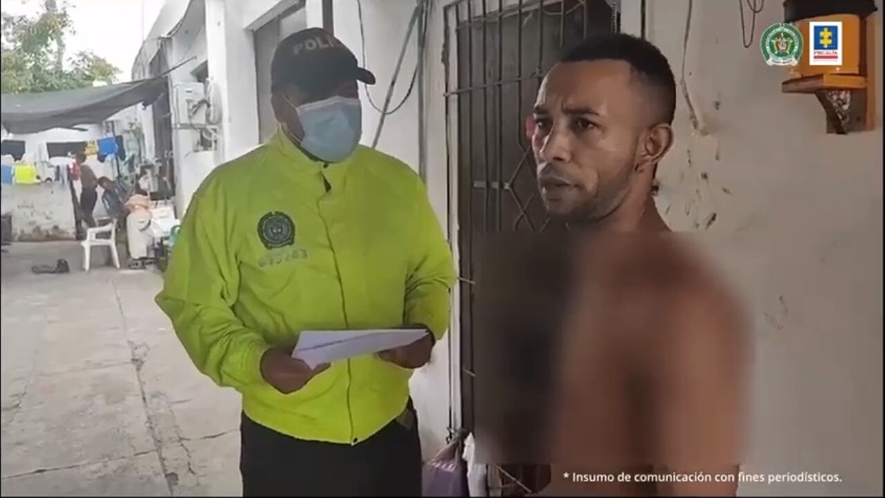 Alias Chicho, sicario de Los Costeños, siendo notificado desde la cárcel donde permanece por otro proceso