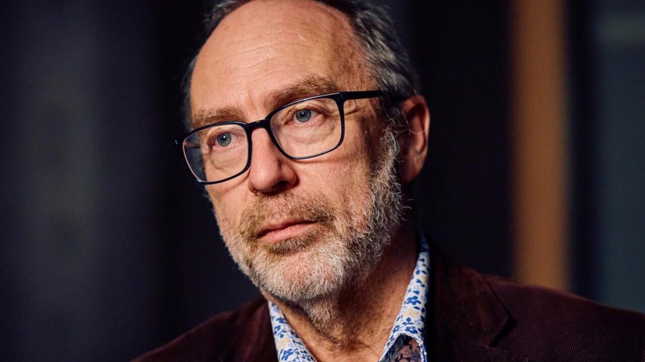 Jimmy Wales fundó Wikipedia en 2001 como proyecto colaborativo que ha alcanzado 65 millones de artículos mantenidos por voluntarios en todo el mundo.