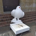 Réplica de 'paloma de la paz' destruida en Medellín en medio de las manifestaciones contra el Gobierno Petro.