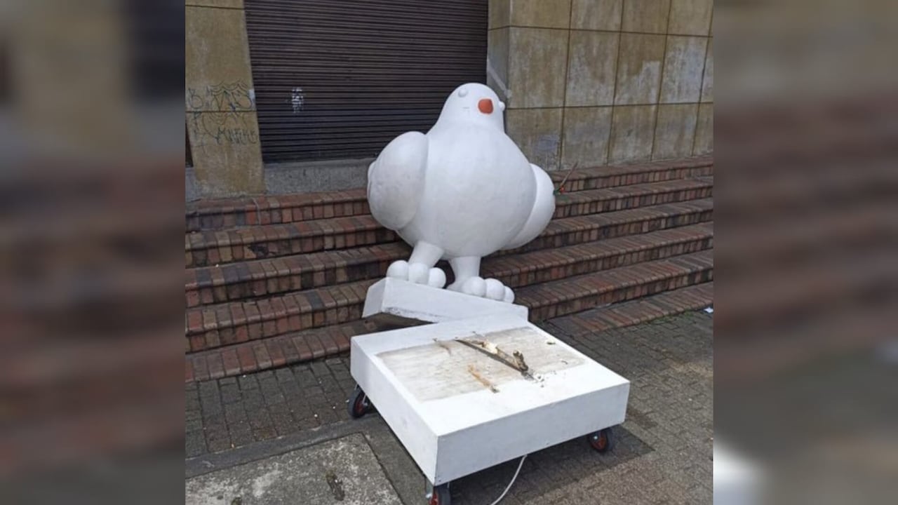 Réplica de 'paloma de la paz' destruida en Medellín en medio de las manifestaciones contra el Gobierno Petro.