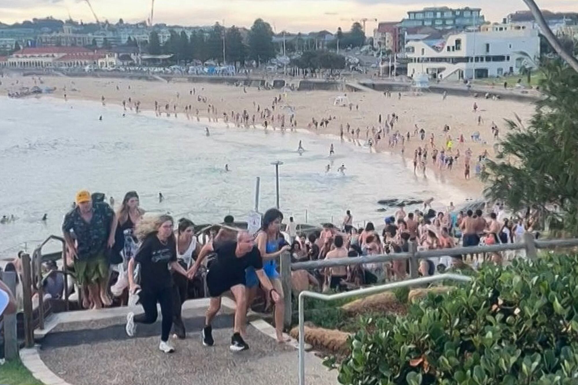 El pánico se apoderó de los asistentes a la playa Bondi Beach, en Australia, tras los disparos.