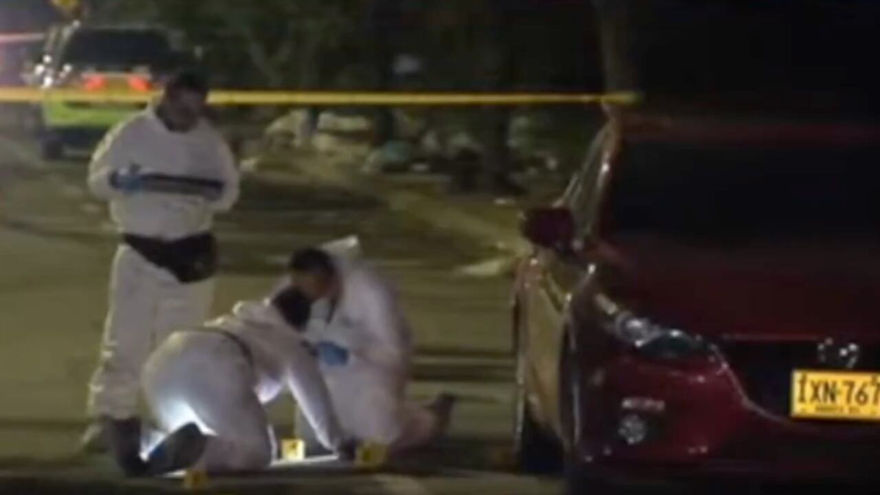 Investigadores recopilando pruebas tras el ataque sicarial en Bogotá, el pasado sábado.