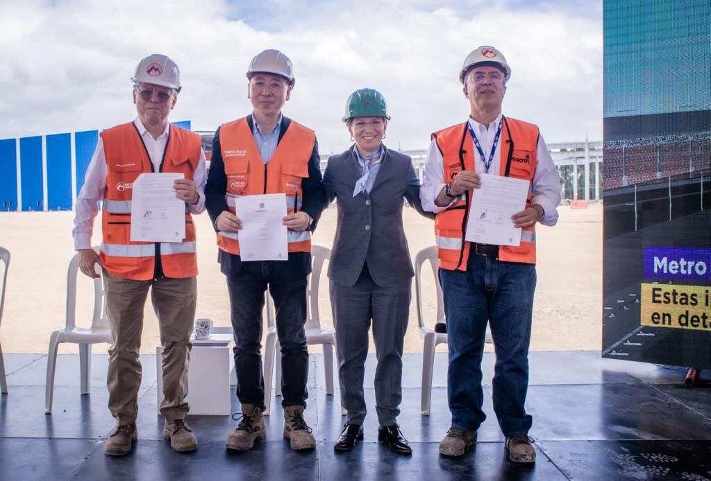 Se inició con la construcción de los 24 kilómetros de viaducto de esta primera línea del metro de Bogotá.