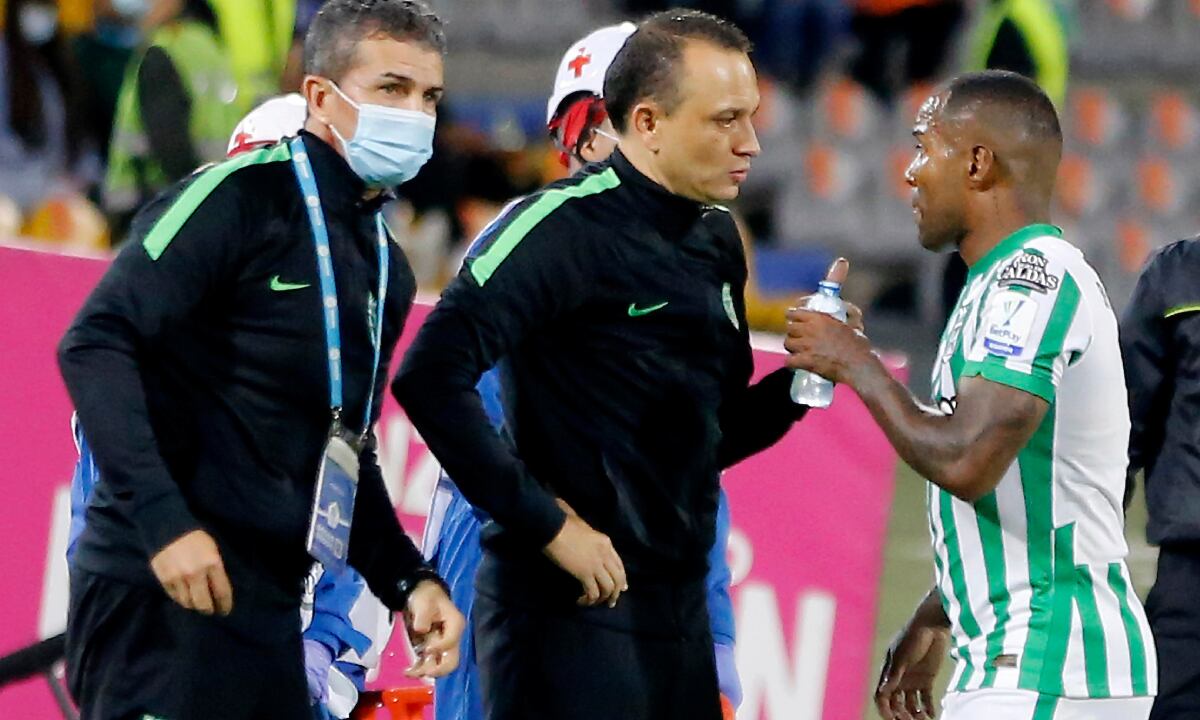 Dorlan Pabón y Alejandro Restrepo dialogan en medio del partido entre Atlético Nacional y Deportivo Cali