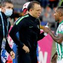 Dorlan Pabón y Alejandro Restrepo dialogan en medio del partido entre Atlético Nacional y Deportivo Cali